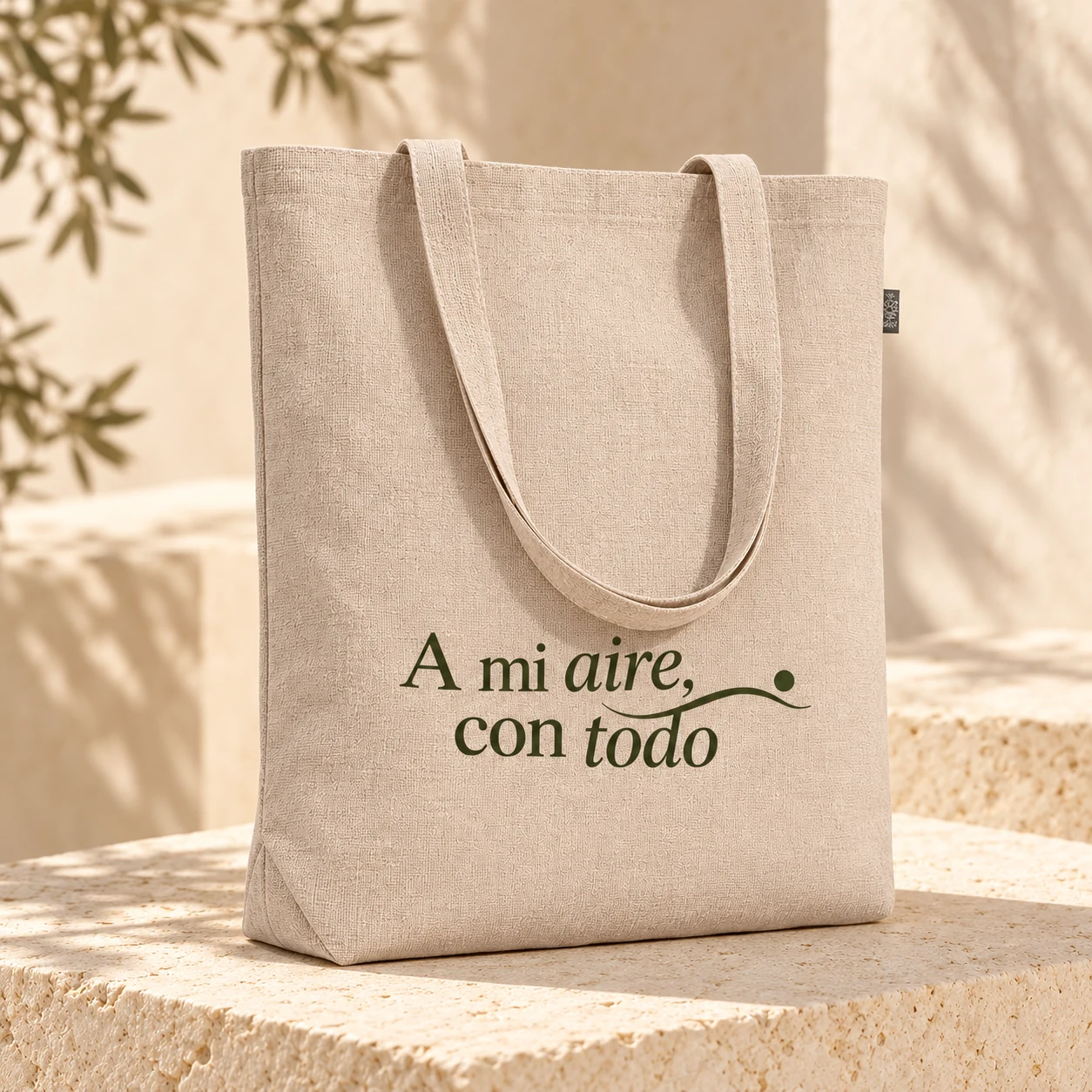 Tote Pradera en beige: detalle del diseño monocromo. Simulación de personalización.
