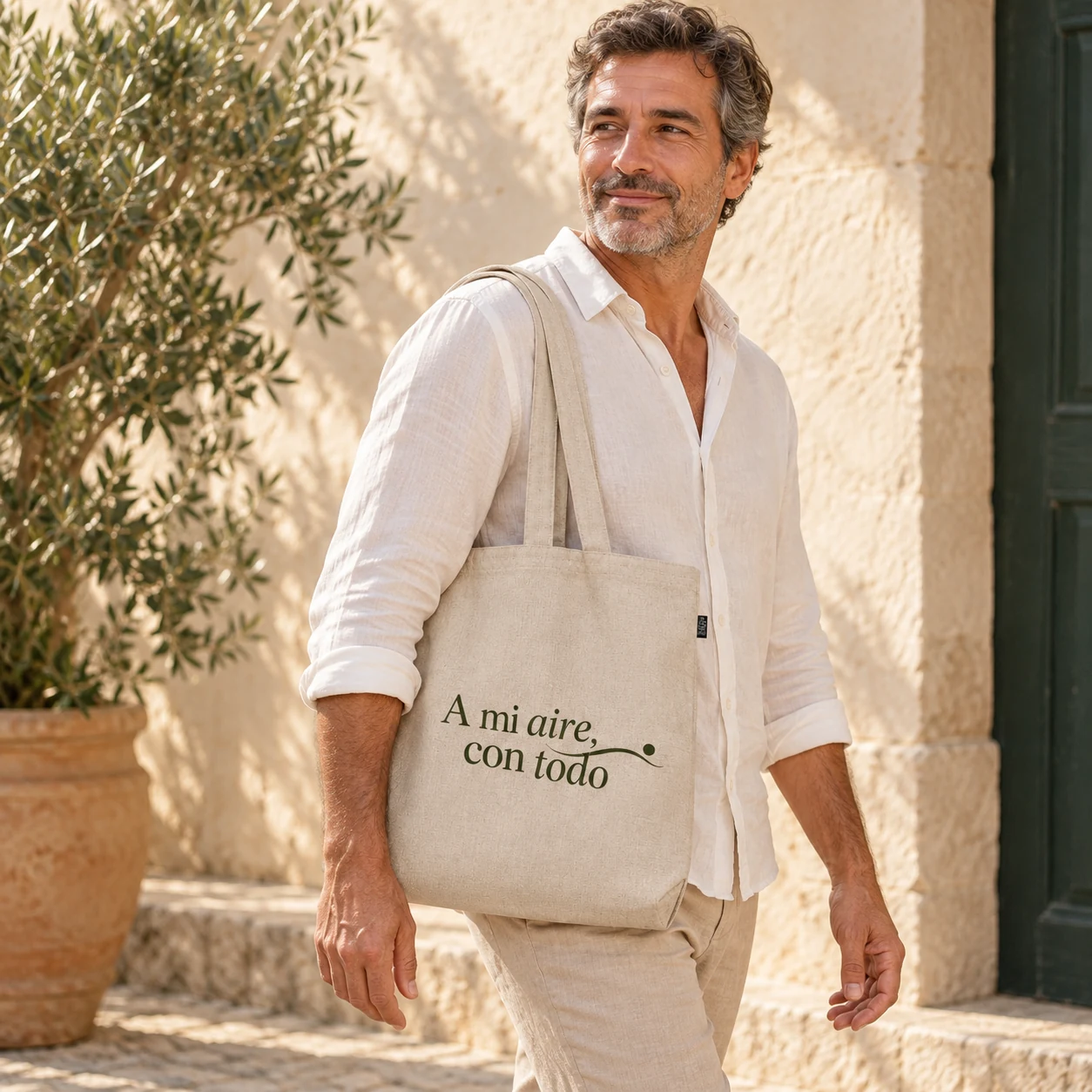 Tote Pradera en beige: modelo con diseño monocromo. Simulación de personalización.