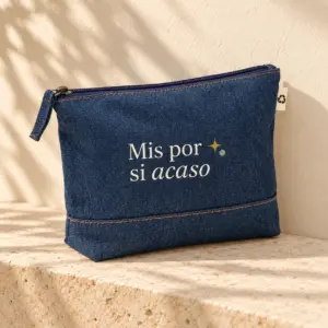 Neceser Índigo en azul denim: vista principal en color. Simulación de personalización.