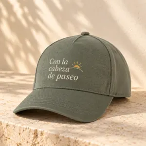 Gorra Levante en caqui claro: vista principal en color. Simulación de personalización.