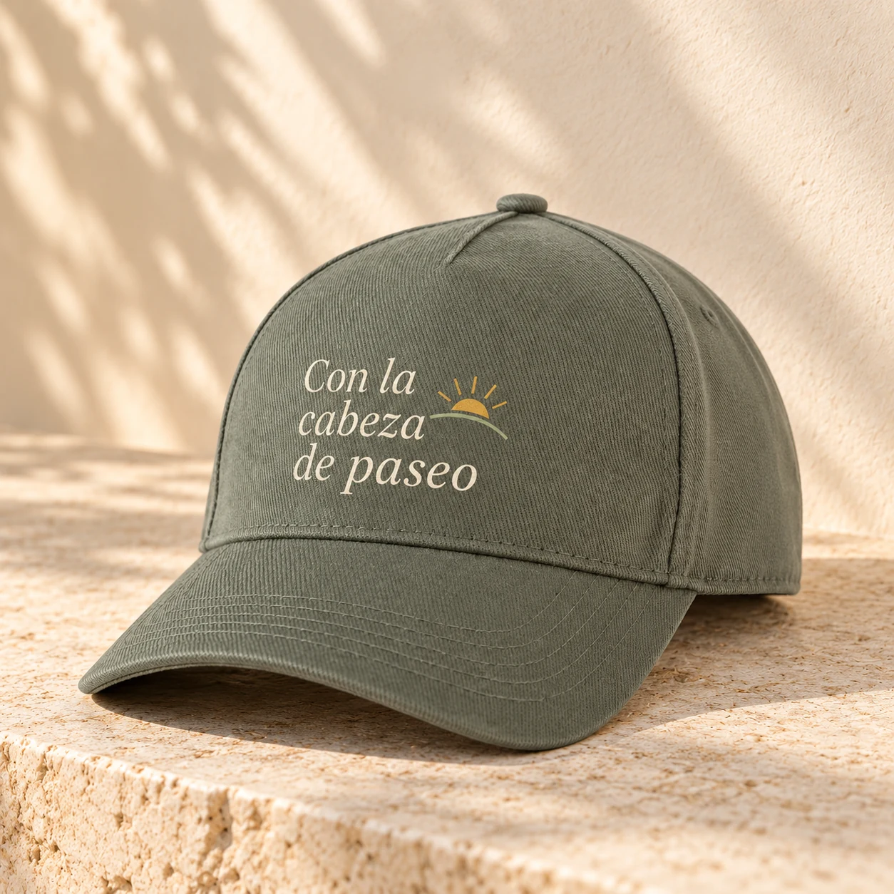 Gorra Levante en caqui claro: vista principal en color. Simulación de personalización.