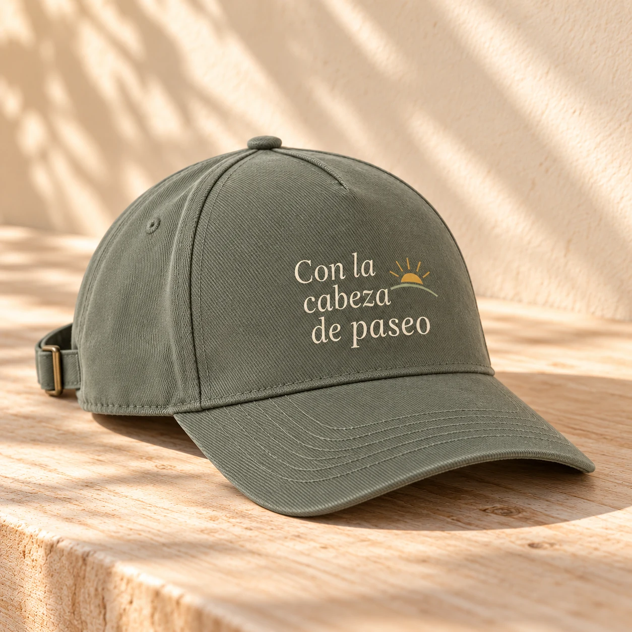Gorra Levante en caqui claro: detalle en color. Simulación de personalización.