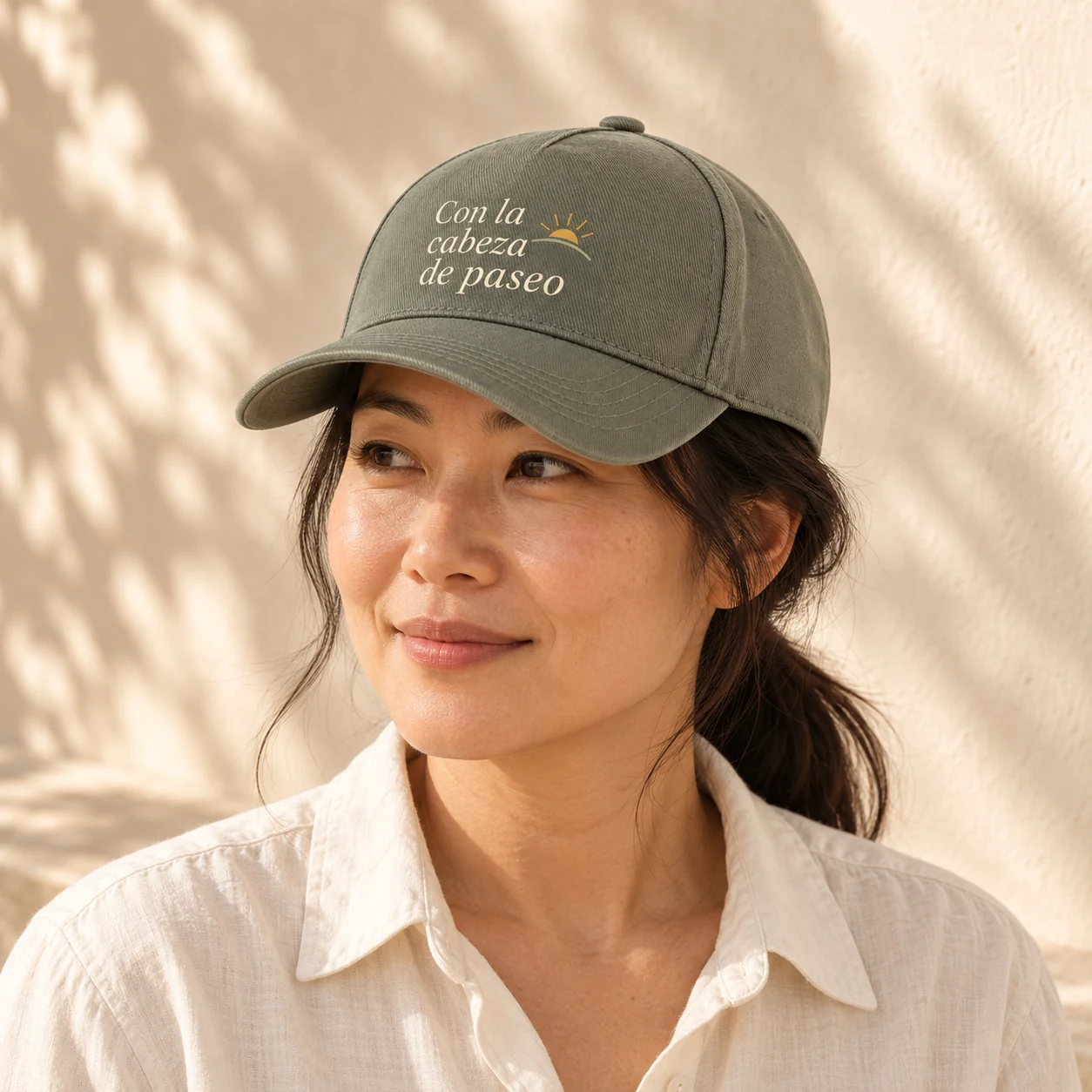 Gorra Levante en caqui claro: modelo en color. Simulación de personalización.