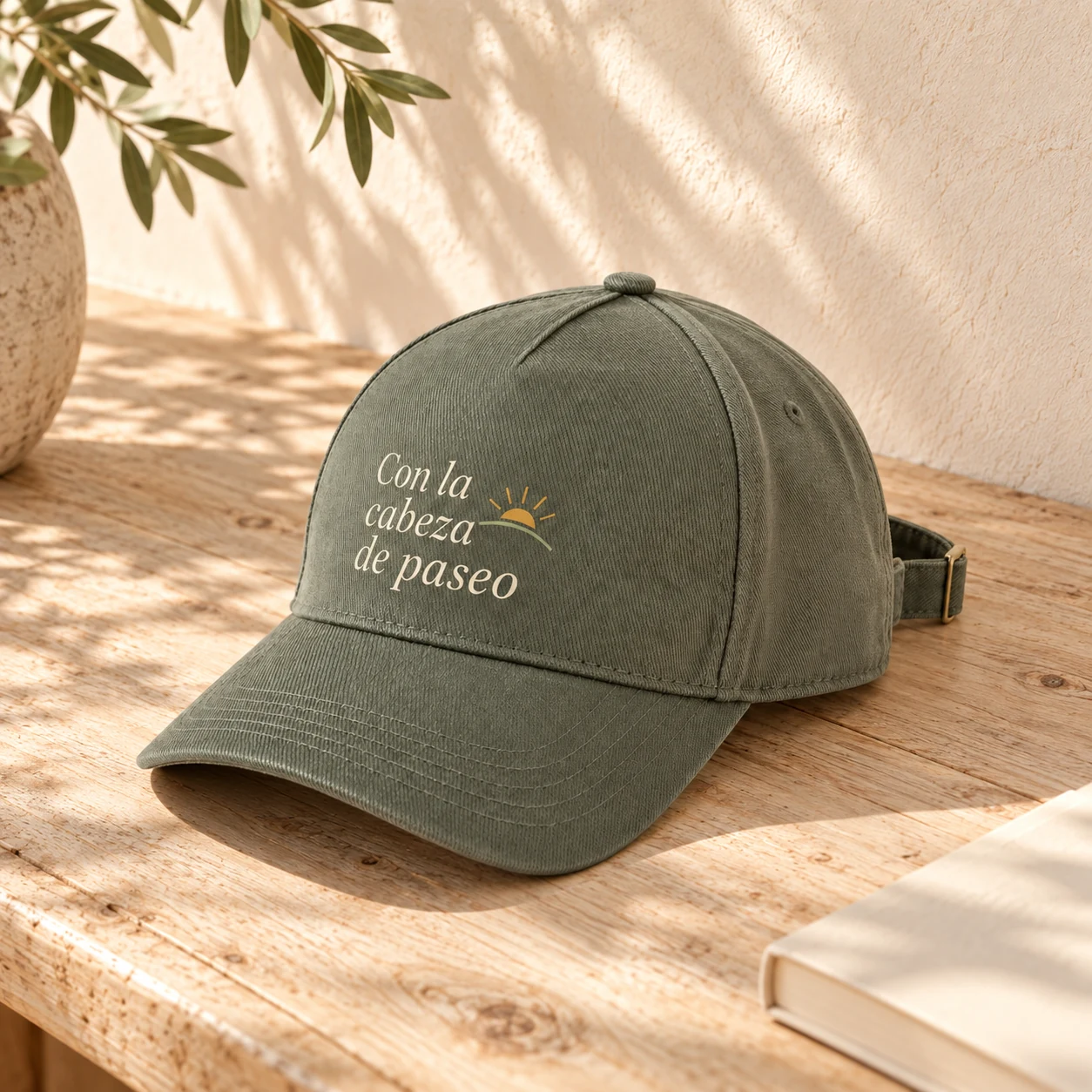 Gorra Levante en caqui claro: ambiente en color. Simulación de personalización.