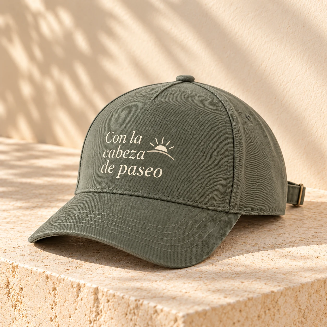 Gorra Levante en caqui claro: detalle del diseño monocromo. Simulación de personalización.