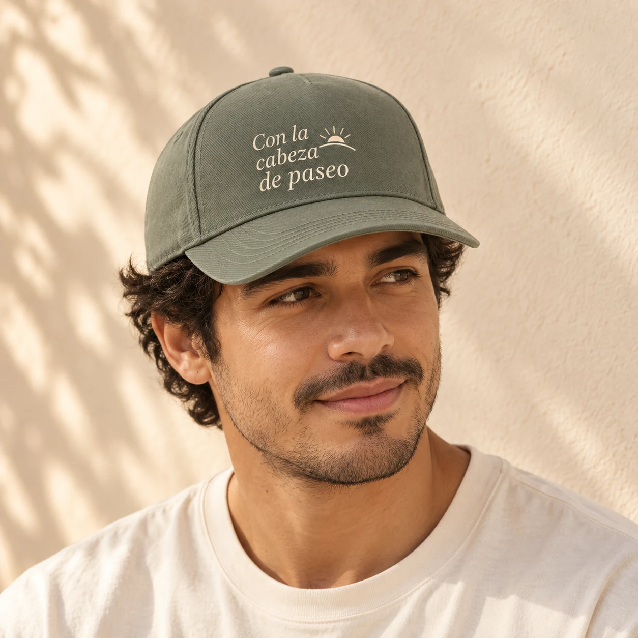 Gorra Levante en caqui claro: modelo con diseño monocromo. Simulación de personalización.