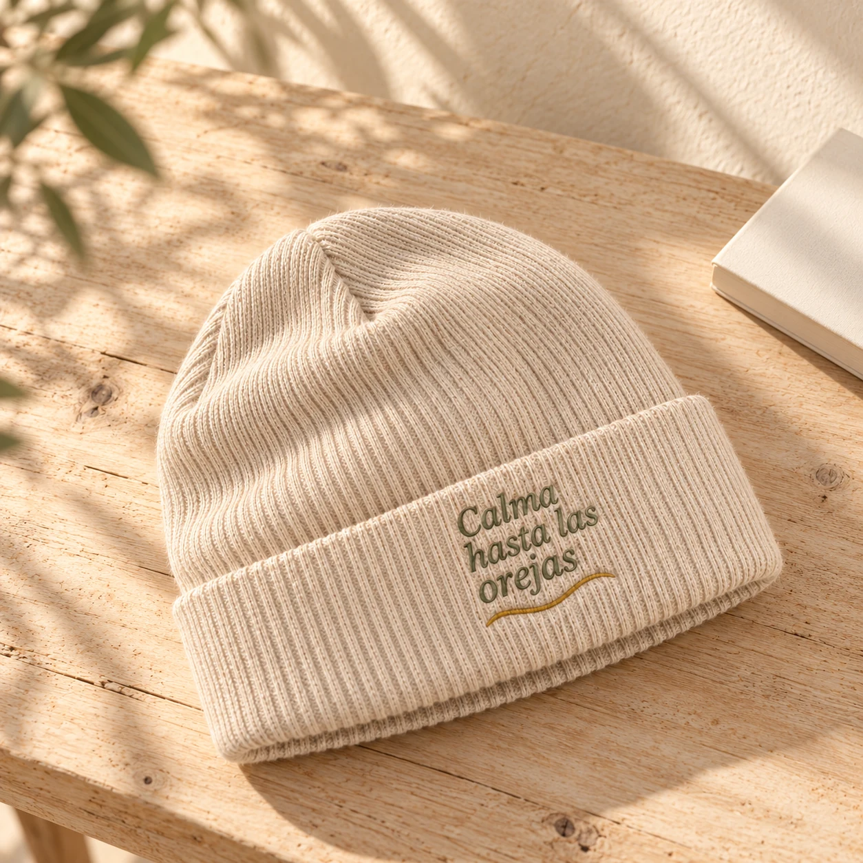 Gorro Arrullo en arena: ambiente en color. Simulación de personalización.
