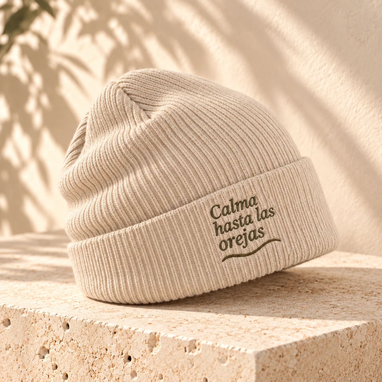 Gorro Arrullo en arena: detalle del diseño monocromo. Simulación de personalización.