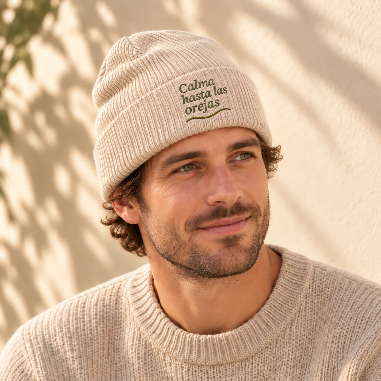 Gorro Arrullo en arena: modelo con diseño monocromo. Simulación de personalización.