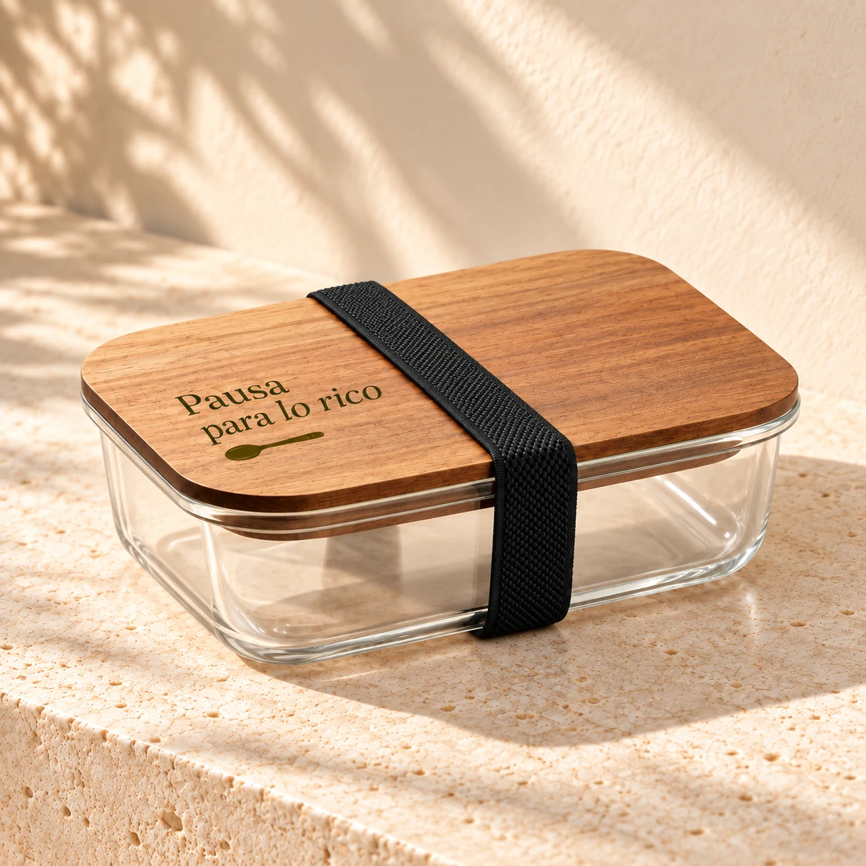 Fiambrera Bocado en vidrio transparente y acacia: detalle del diseño monocromo. Simulación de personalización.