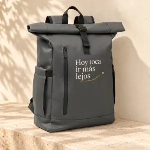 Mochila Trayecto en gris piedra: vista principal en color. Simulación de personalización.