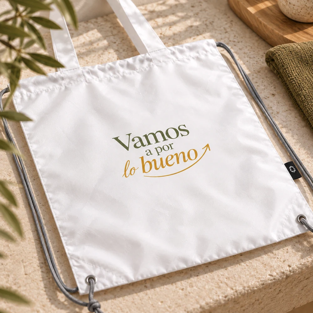 Detalle de Bolsa Impulso blanca con el diseño «Vamos a por lo bueno» en oliva y mostaza.