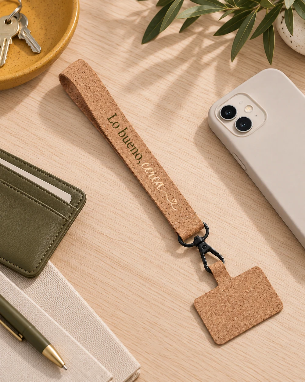 Pulsera Cerca en natural, en un ambiente de uso con personalización a color.
