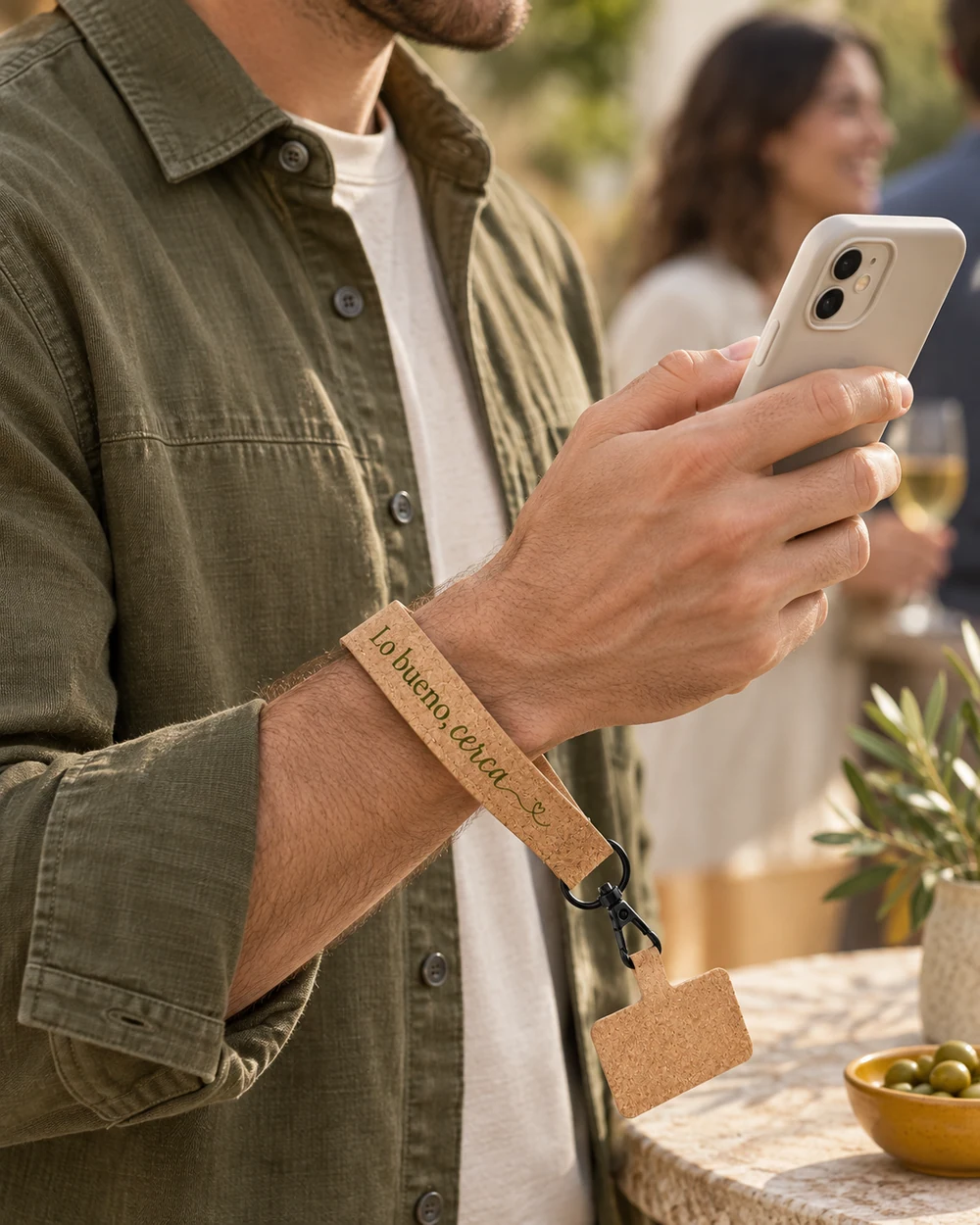 Pulsera Cerca en natural, en uso con personalización a una tinta.
