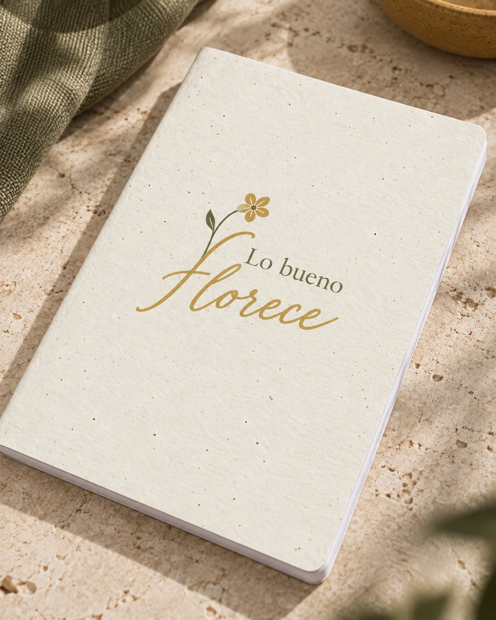 Detalle de la cubierta de Libreta Florecer, con fibras y semillas visibles